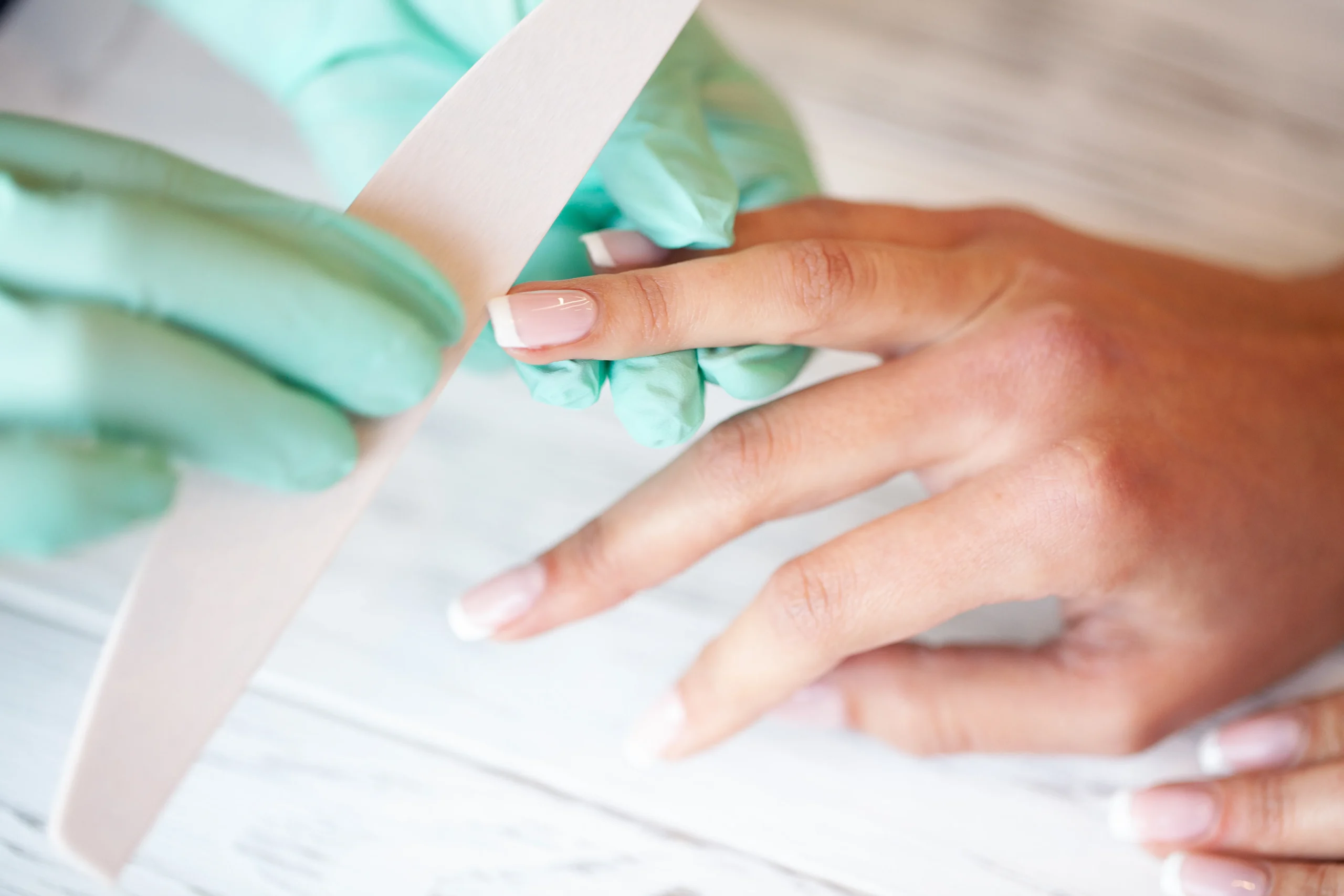 Kodėl nesilaiko gelinis lakas? 5 dažniausios klaidos, kurias darote